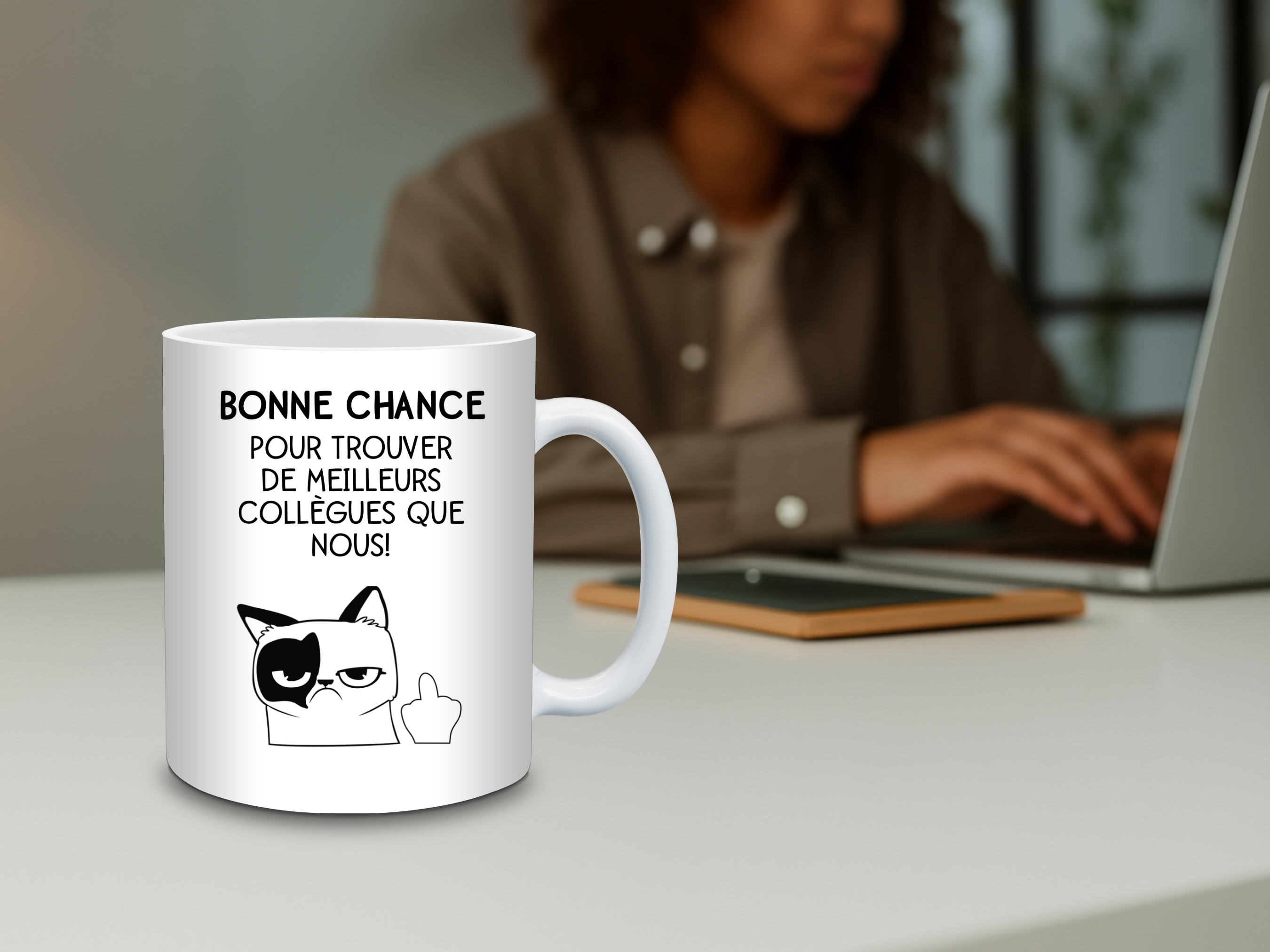 Mug départ collègue – “Bonne chance pour trouver des collègues aussi cool que nous”
